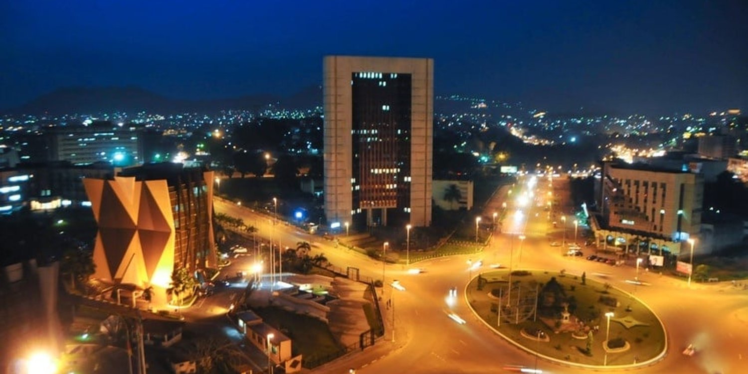 Place du 20 mai, de nuit dans la ville de Yaoundé, au Cameroun. © Photo de Renaud Van Der Meeren pour les Éditions du Jaguar