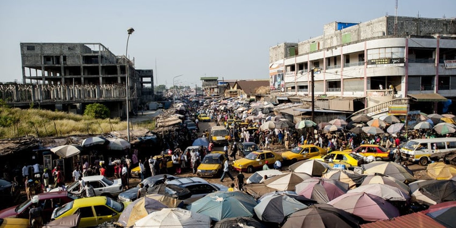 Gare routière de Conakry. Vue du marché de Madina de Conakry, le 10 décembre 2012. © Sylvain Cherkaoui/JA