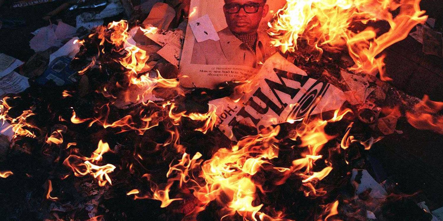 Une affiche représentant le président zaïrois jetée dans les flammes, fin 1996, à Goma. © CHALASANI/SIPA