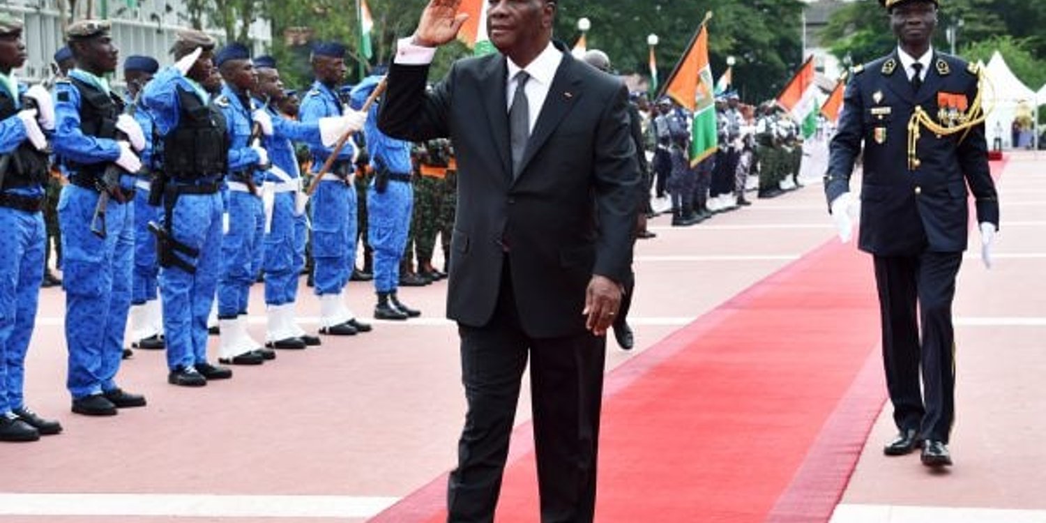 Alassane Ouattara (à g.) et le général Sékou Touré (à dr.), chef d’état-major des armées, lors de la célébration du 57e anniversairede l’indépendance du pays, le 7 août 2017. © ISSOUF SANOGO/AFP