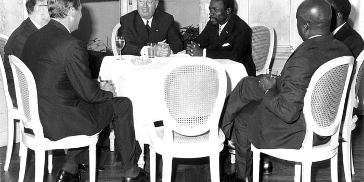 Albert-Bernard Bongo, président de la République du Gabon s’entretient avec Jacques Foccart, secrétaire général de l’Elysée aux Affaires africaines. Les autres personnages autour de la table non identifiés – France,8 juillet 1970. © Présidence /Gabon