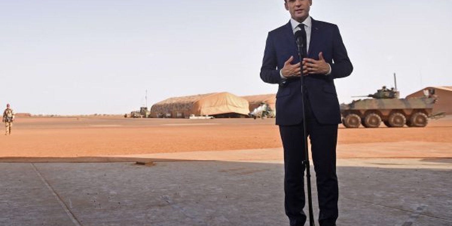 Emmanuel Macron lors de sa visite aux troupes de l’opération Barkhane, Gao, Mali, le 19 mai 2017. © Christophe Petit Tesson/AP/SIPA