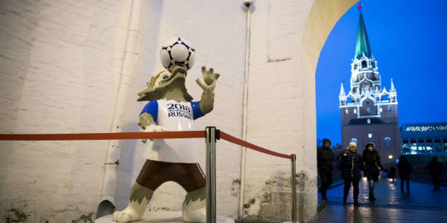 La mascotte du Mondial 2018 en Russie, le loup Zabivaka, à l’entrée de la tour Kutafya Tower, au Kremlin, à Moscou, le 30 novembre 2017. © Pavel Golovkin/AP/SIPA