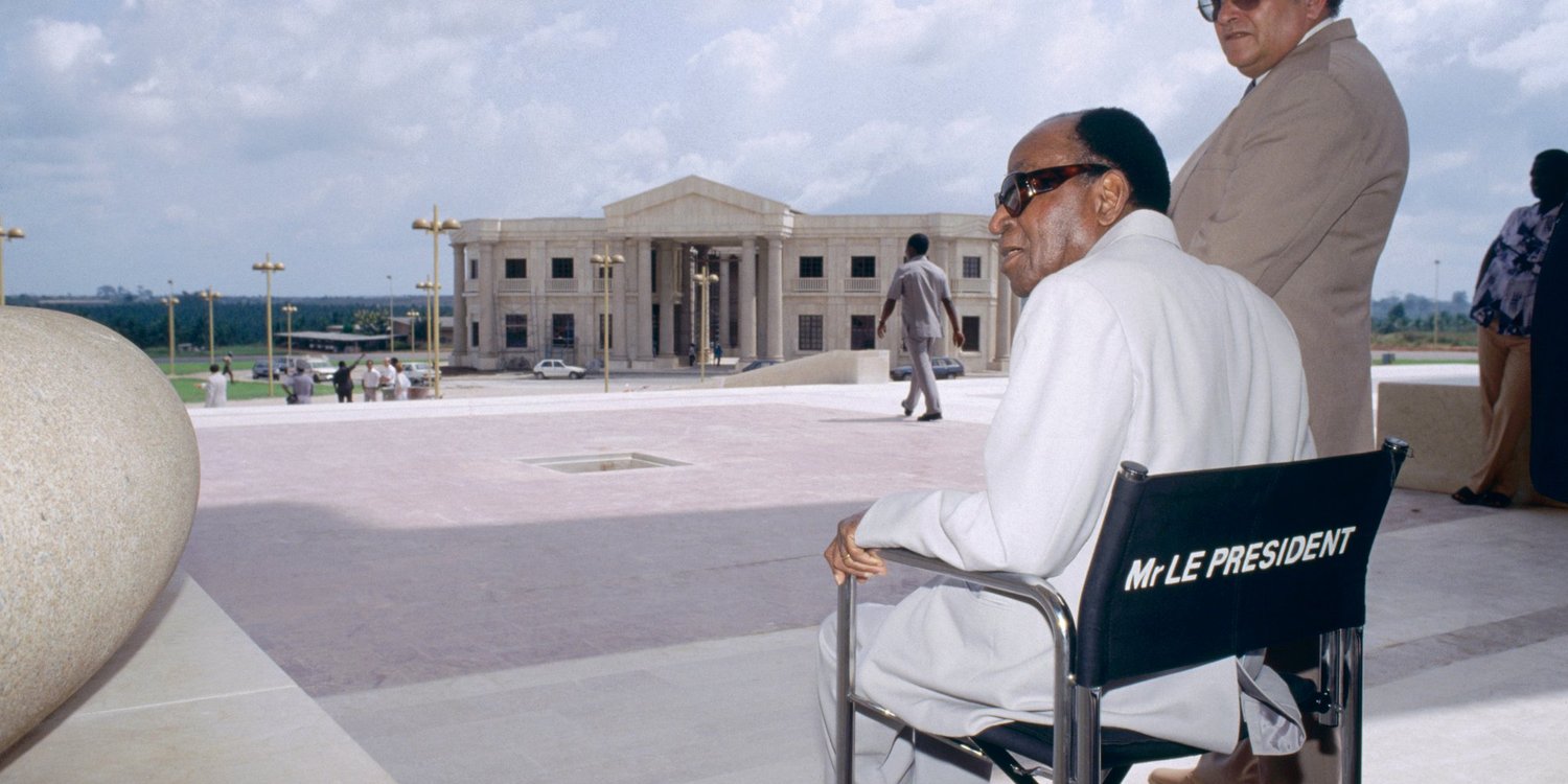 Félix Houphouët-Boigny avec l’influent ministre Antoine Cesareo, devant la basilique Notre-Dame-de-la-Paix, à Yamoussoukro, le 2 novembre 1989. © P. ROBERT/Sygma via Getty Images