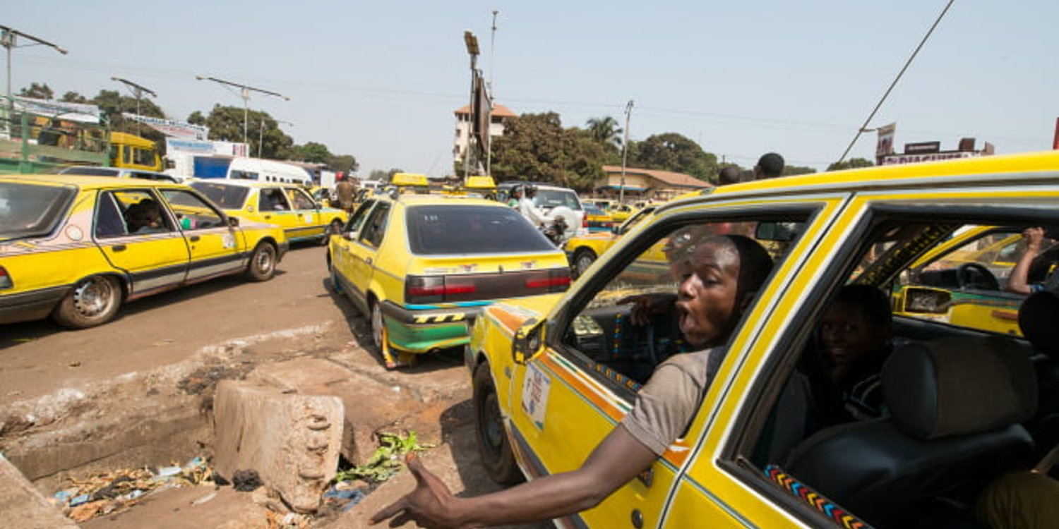 Un chauffeur de taxi à Conakry, e,n 2014. © Youri Lenquête pour Jeune Afrique.