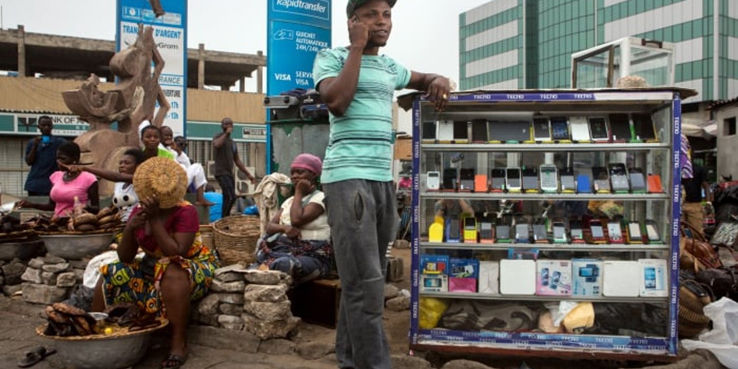 Un vendeur de téléphone à Cotonou. © Gwenn Dubourthoumieu pour Jeune Afrique