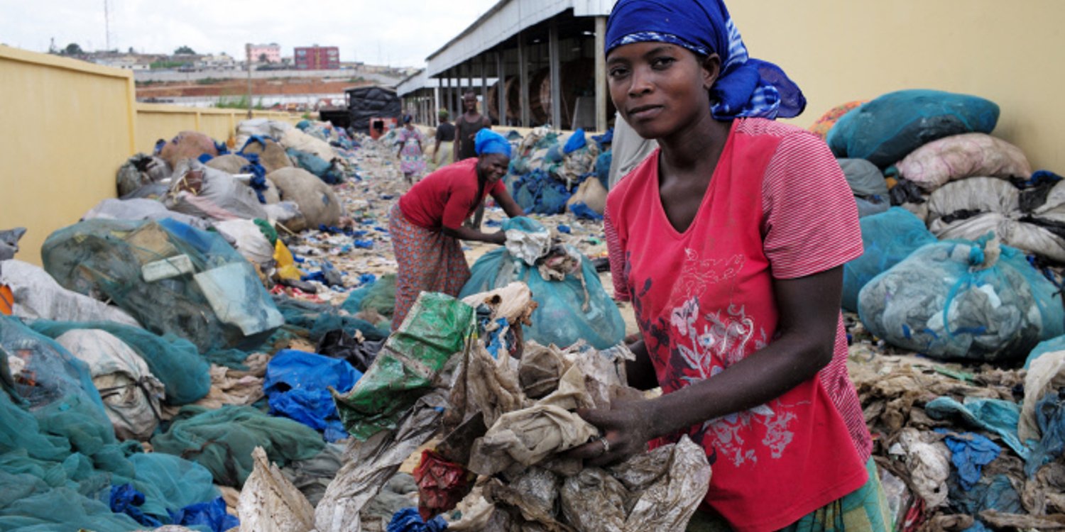 A Abidjan, le recyclage est devenu l’un des axes de réinsertion des ex-combattants, formés au recyclage et organisés en coopératives (GIE). © Philippe Guionie/Myop pour J.A.