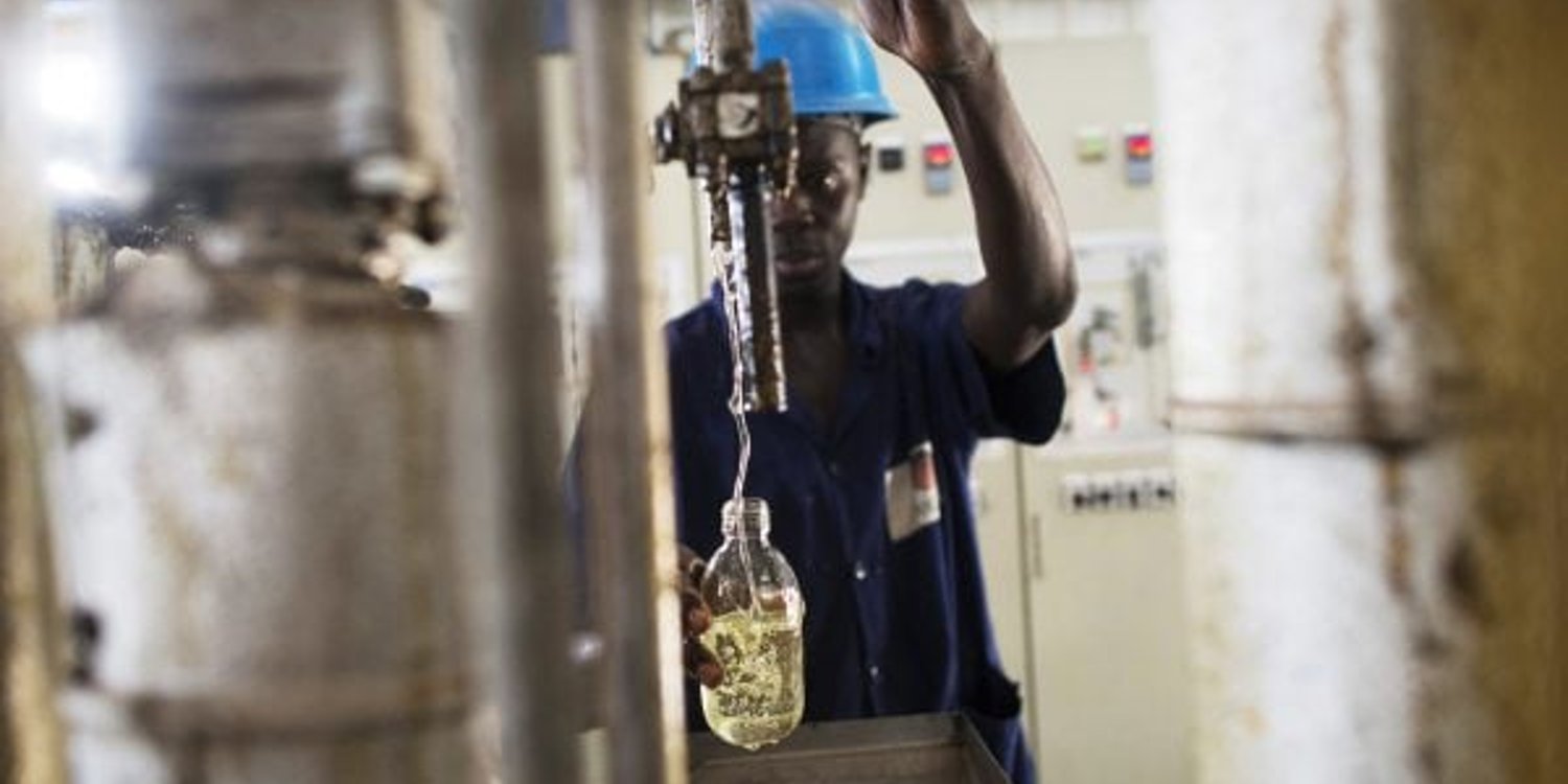 Collecte d’un échantillon d’huile raffinée pour son contrôle en laboratoire, dans la raffinerie Oleosen, à Dakar. © Sylvain Cherkaoui pour JA
