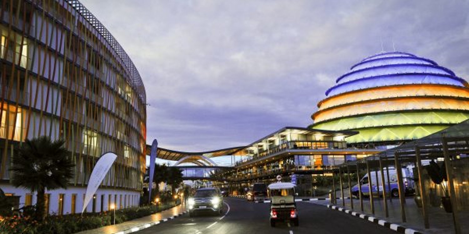 Le Convention Center de Kigali jouxte l’hotel Radisson Blu. Photo : Vincent Fournier/Jeune Afrique  Salle de Congres Batiment Nuit Capitale Ville Sommet © V. Fournier/Jeune Afrique-REA