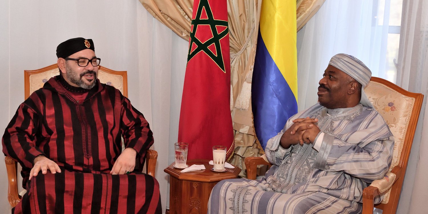 Le roi du Maroc, Mohammed VI, lors de sa visite au président gabonais Ali Bongo Ondimba, qui poursuit sa convalescence depuis le 29 novembre à l’hôpital militaire de Rabat. © Agence marocaine de presse (MAP)