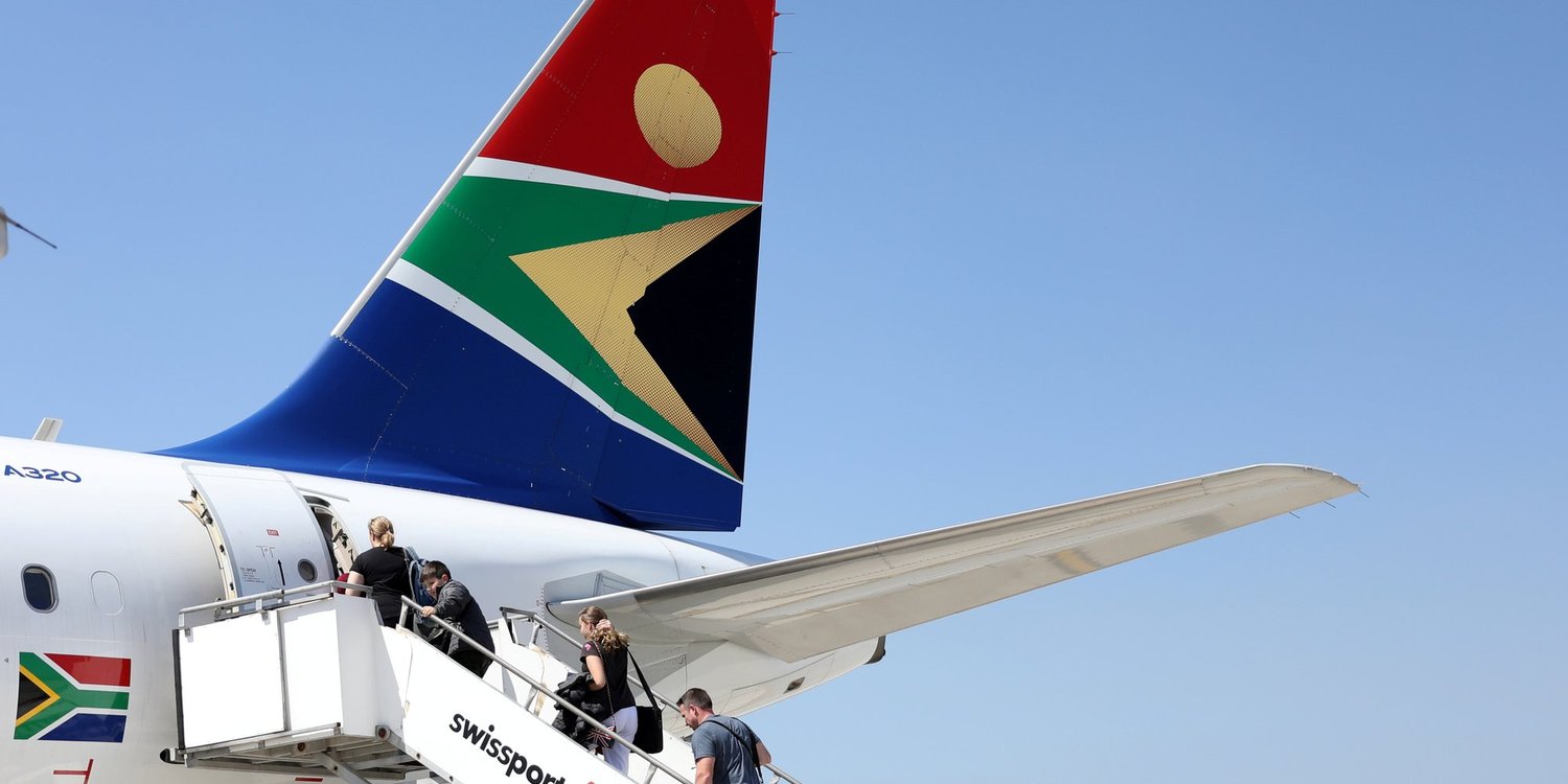 Des passagers montent dans un avion de la compagnie South African Airways © Siphiwe Sibeko/REUTERS