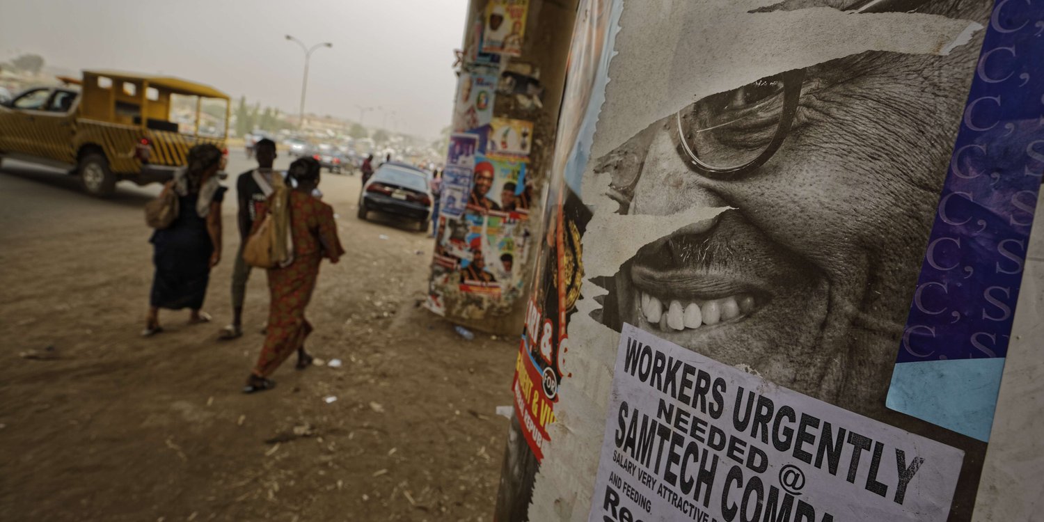 Affiches électorales dans une rue d’Abuja, à la veille de la présidentielle du 16 février 2019. © Ben Curtis/AP/SIPA