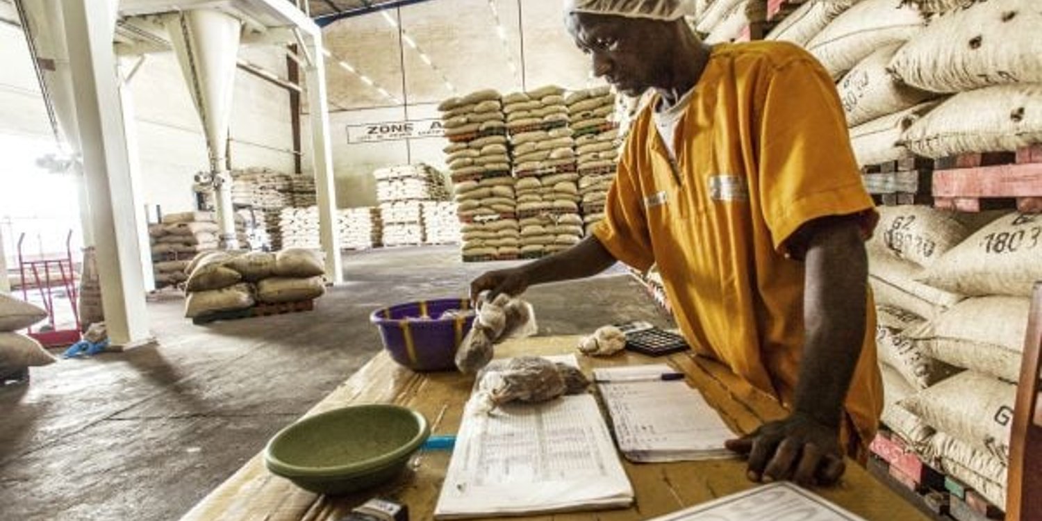 Unité de transformation du cacao dans l’usine de Choco Ivoire à San Pedro, dans le sud-ouest de la Côte d’Ivoire, en mars 2016. © Jacques Torregano pour JA