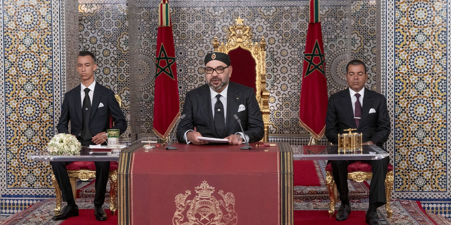 Le roi Mohammed VI (au centre) réitérant son appel à élaborer un nouveau modèle de développement, dans son discours prononcé le 29 juillet 2019 à Tétouan (image d’illustration). © AP/SIPA