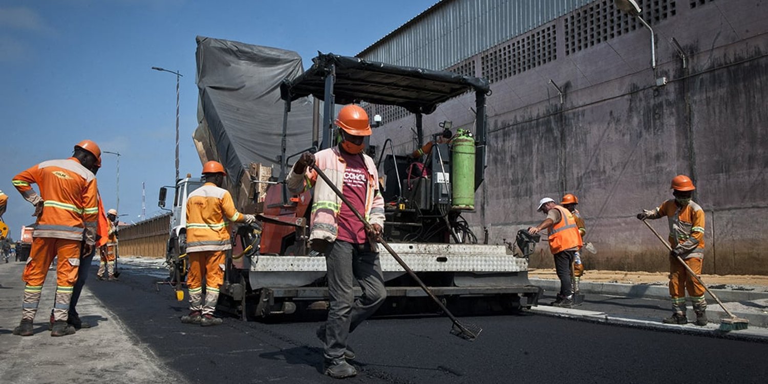 Asphaltage du boulevard de la Marina, à Cotonou,  en septembre 2020. © Vincent Fournier pour JA