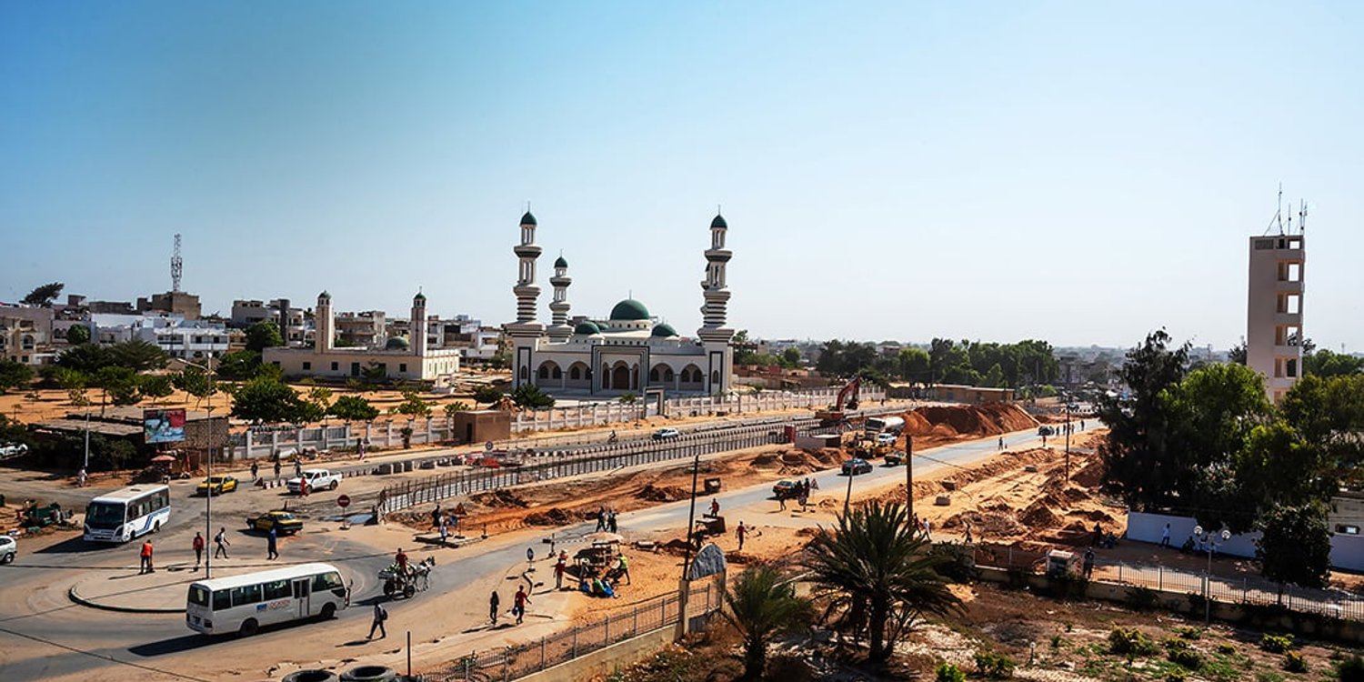 Les travaux du prochain Bus Rapid Transit ont débuté a Guediawaye, pour les installations pilote de ce projet de désengorgement des régions de Dakar et Guediawaye. © Guillaume Bassinet pour JA