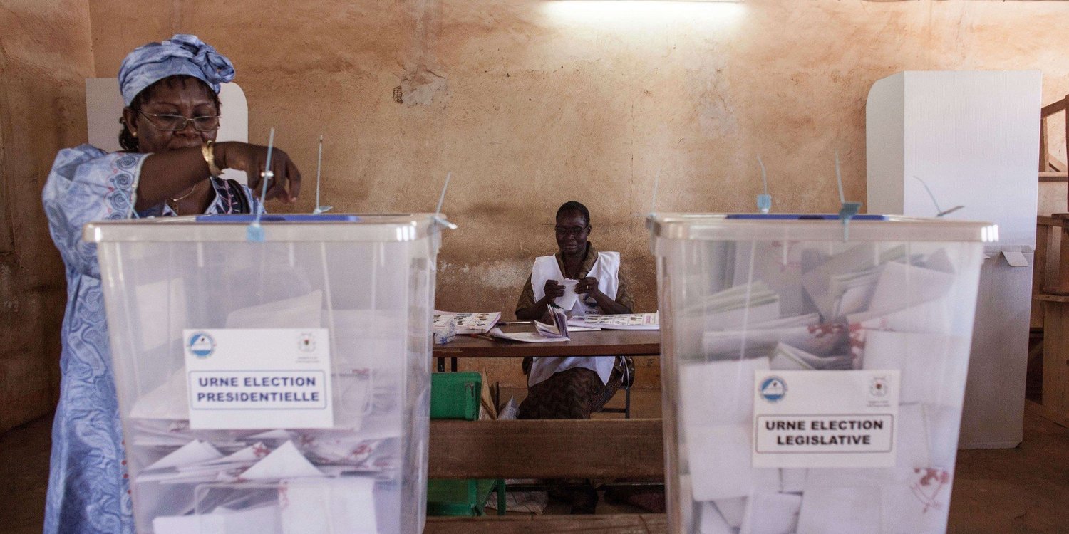 Dans un bureau de vote de Ouagadougou, lors de la présidentielle et des législatives de 2015. © Theo Renaut/AP/SIPA