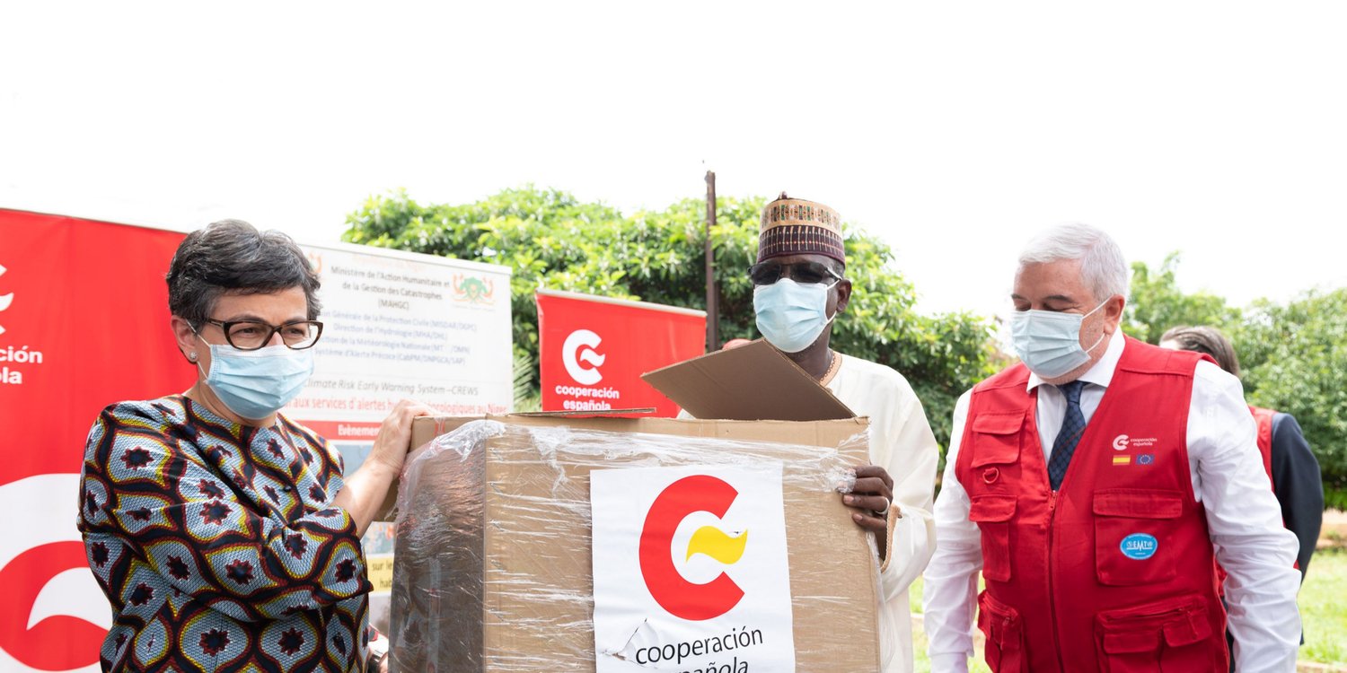 La ministre espagnole des Affaires étrangères, de l’Union européenne et de la Coopération, Arancha González, lors d’une livraison d’aide humanitaire à Niamey, au Niger, le 8 octobre 2020. © MAEC/Javier Hernández