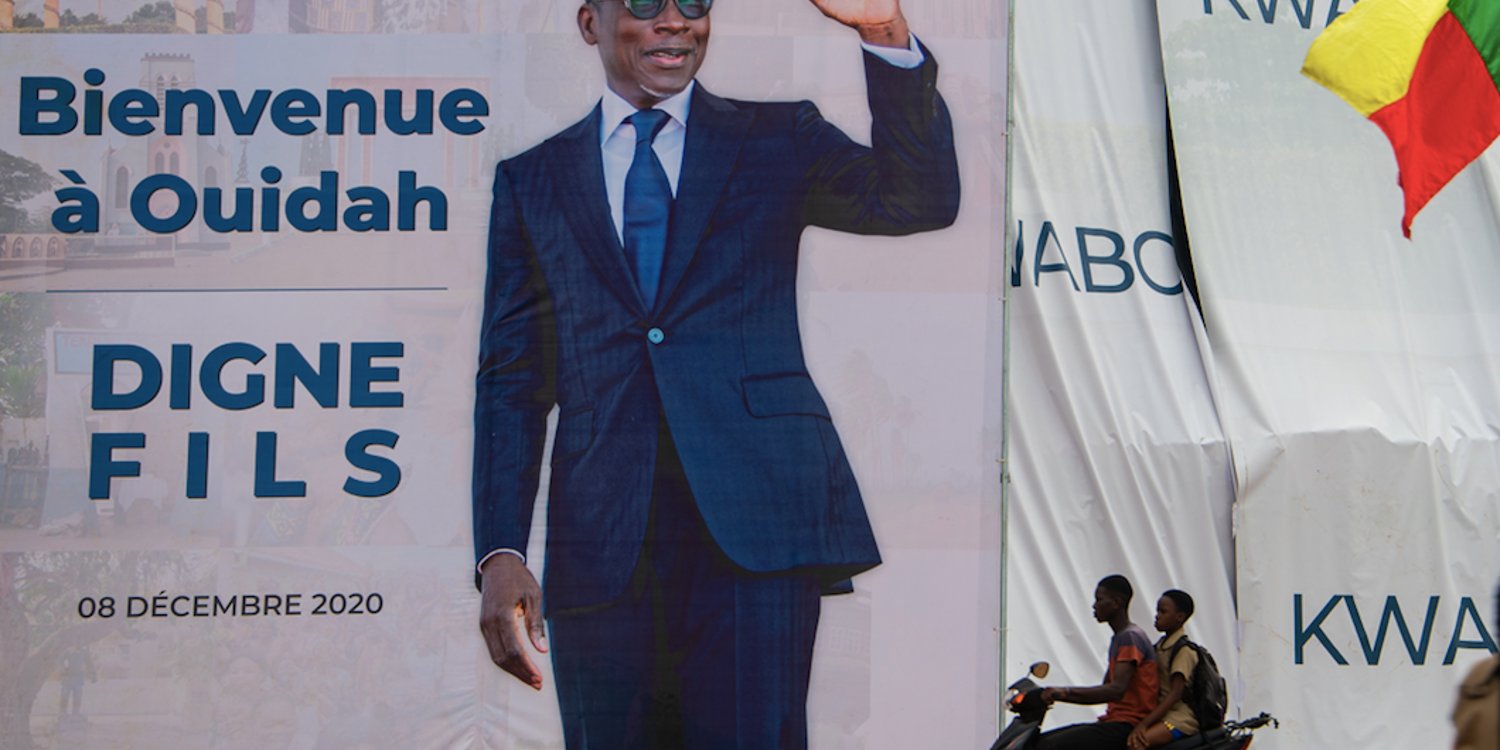 Une affiche du président béninois Patrice Talon, en tournée à Ouidah, le 8 décembre 2020. © Présidence béninoise
