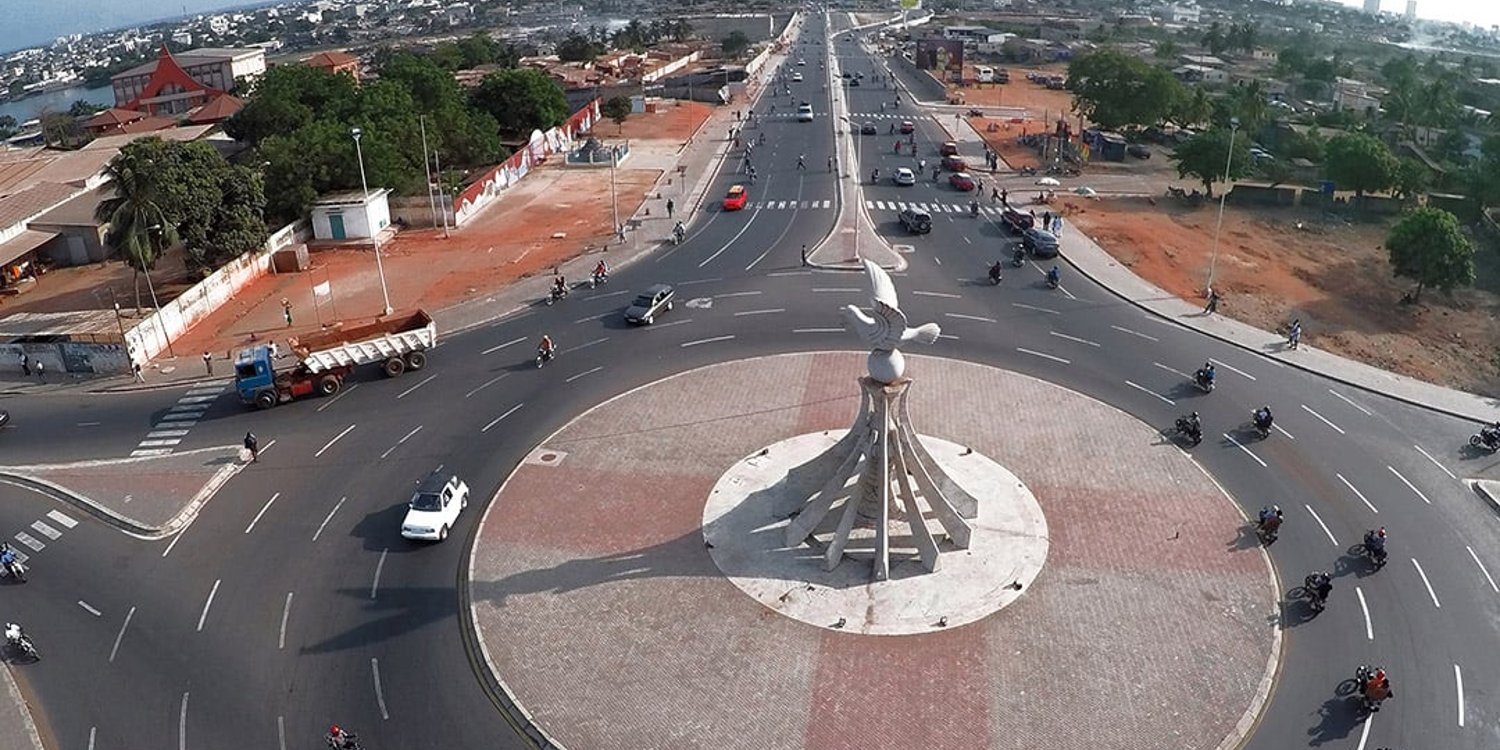 L’emblématique rond-point de la Colombe-de-la-Paix, à Lomé. © Louis Vincent pour JA