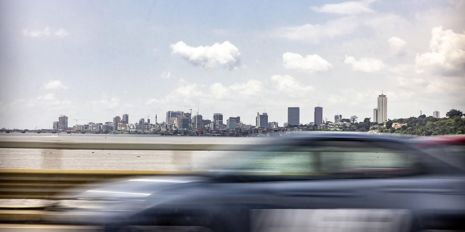 Abidjan, la capitale économique de la Côte d’Ivoire, est en pleine métamorphose. © Sven Torfinn/PANOS-REA