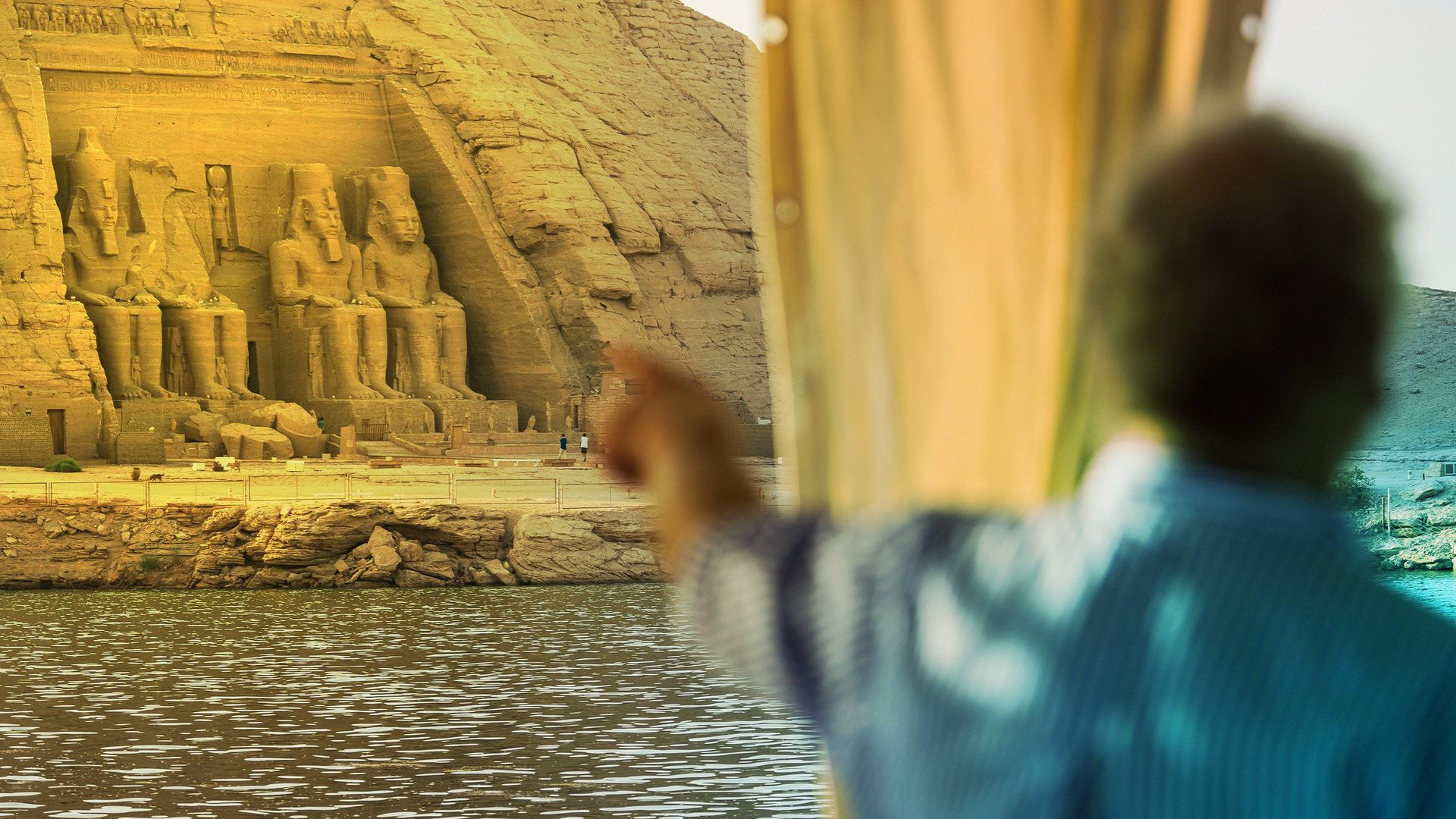 Vue sur le temple d’Abou Simbel depuis le bateau de croisière La Flâneuse du Nil, sur le lac Nasser. © Montage JA; Milan SZYPURA/HAYTHAM-REA