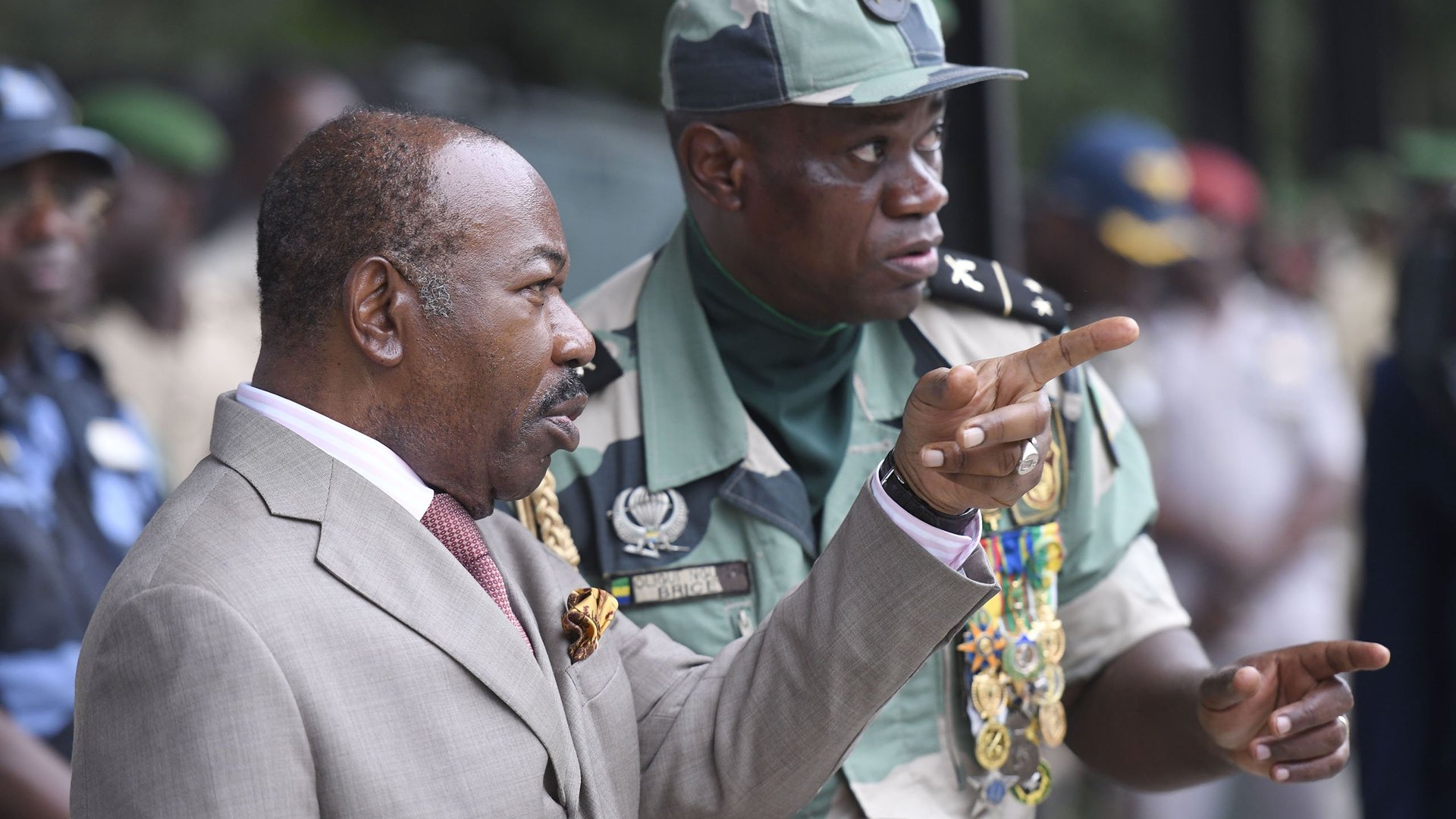 L’ex-président Ali Bongo Ondimba (à g.) et le président de la transition, Brice Clotaire Oligui Nguema, le 21 juillet 2023. © COM PR ID