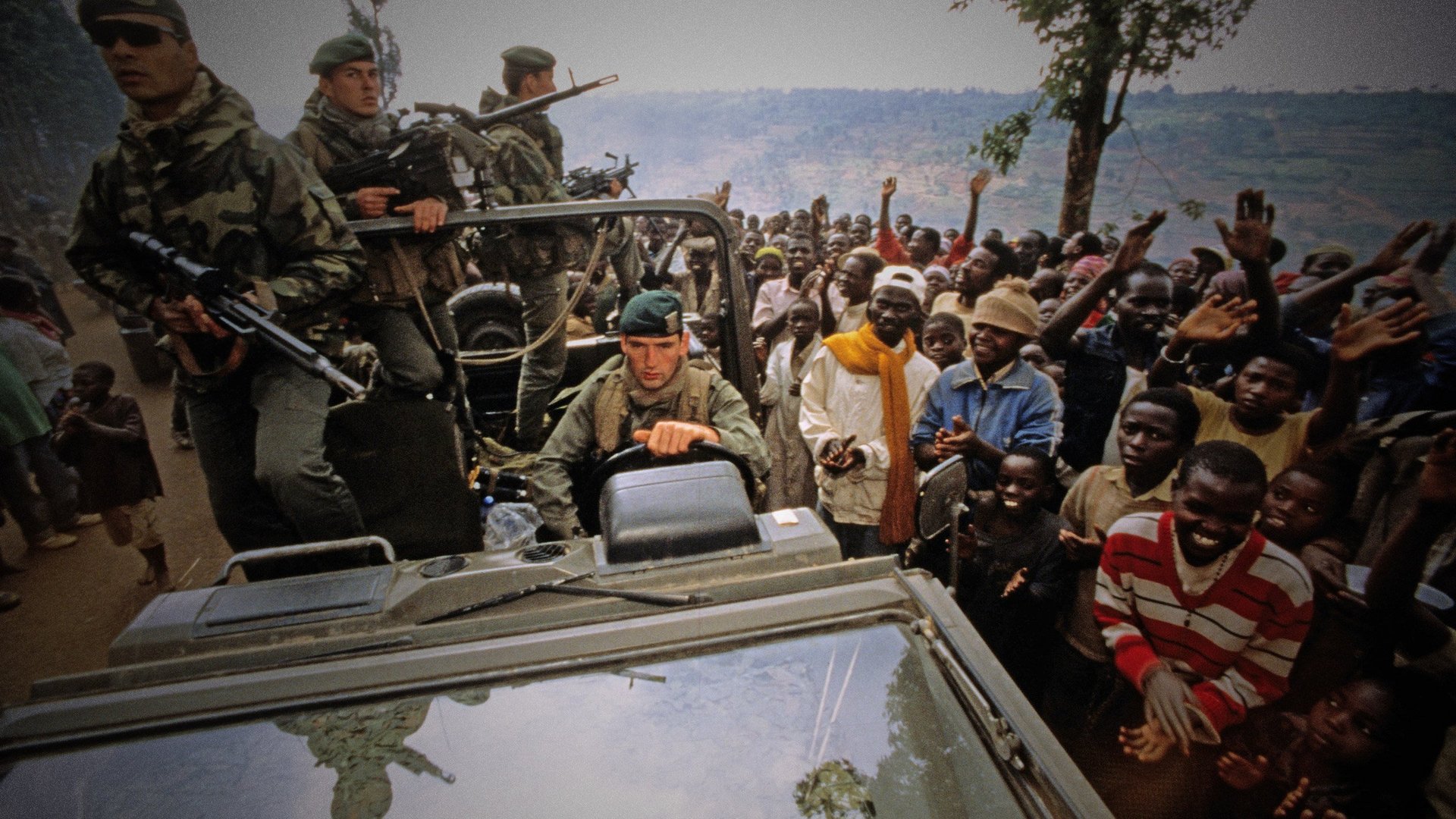 Le 1er juillet 1994, des commandos de marine de l’armée française interviennent à Butare, au Rwanda. © MONTAGE JA : José Nicolas/Hans Lucas via AFP