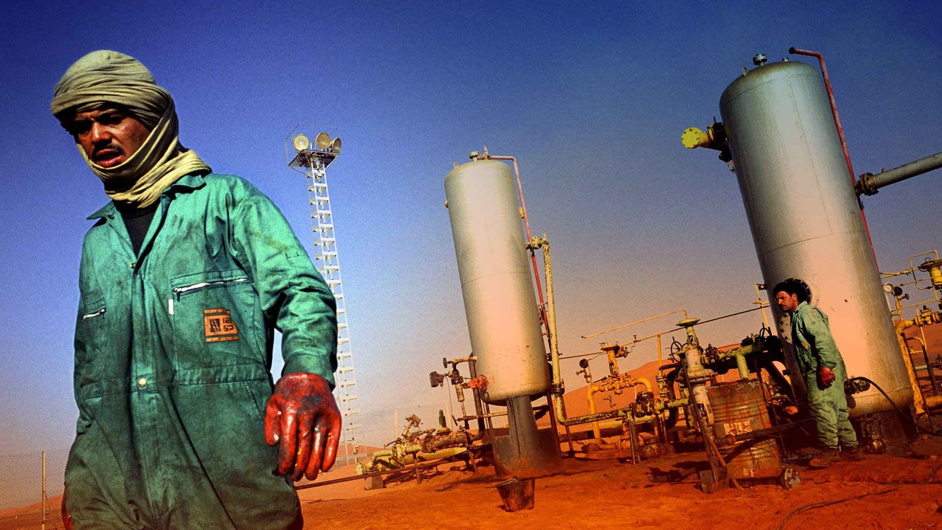 Désert du sud de l’Algérie, industrie pétrolière. © Montage JA ; Sven Torfinn/PANOS-REA