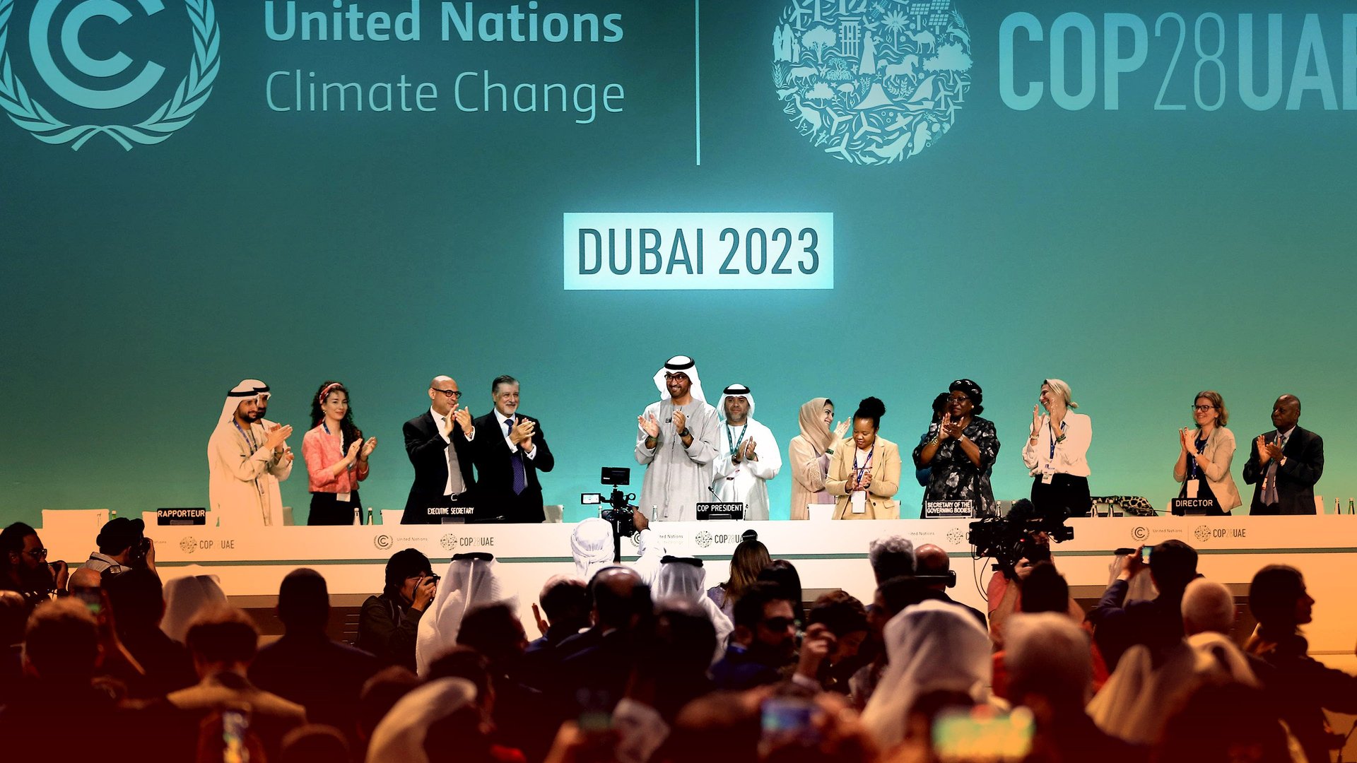 Séance plénière de clôture de la COP28, à Dubaï, aux Émirats arabes unis, le 13 décembre 2023. © Montage JA; Wang Dongzhen/CHINE NOUVELLE/SIPA