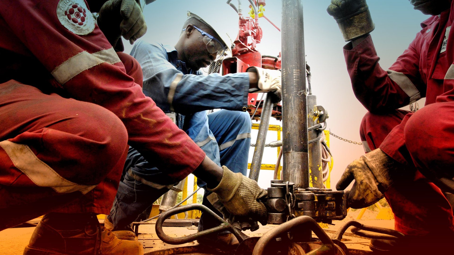 Installation de pompe à eau souterraines à Kome 5, site d’extraction de pétrole de la compagnie américaine Esso, dans la région de Doba, dans le Logone oriental, au Tchad. © Montage JA ; Frederic Noy/Cosmos