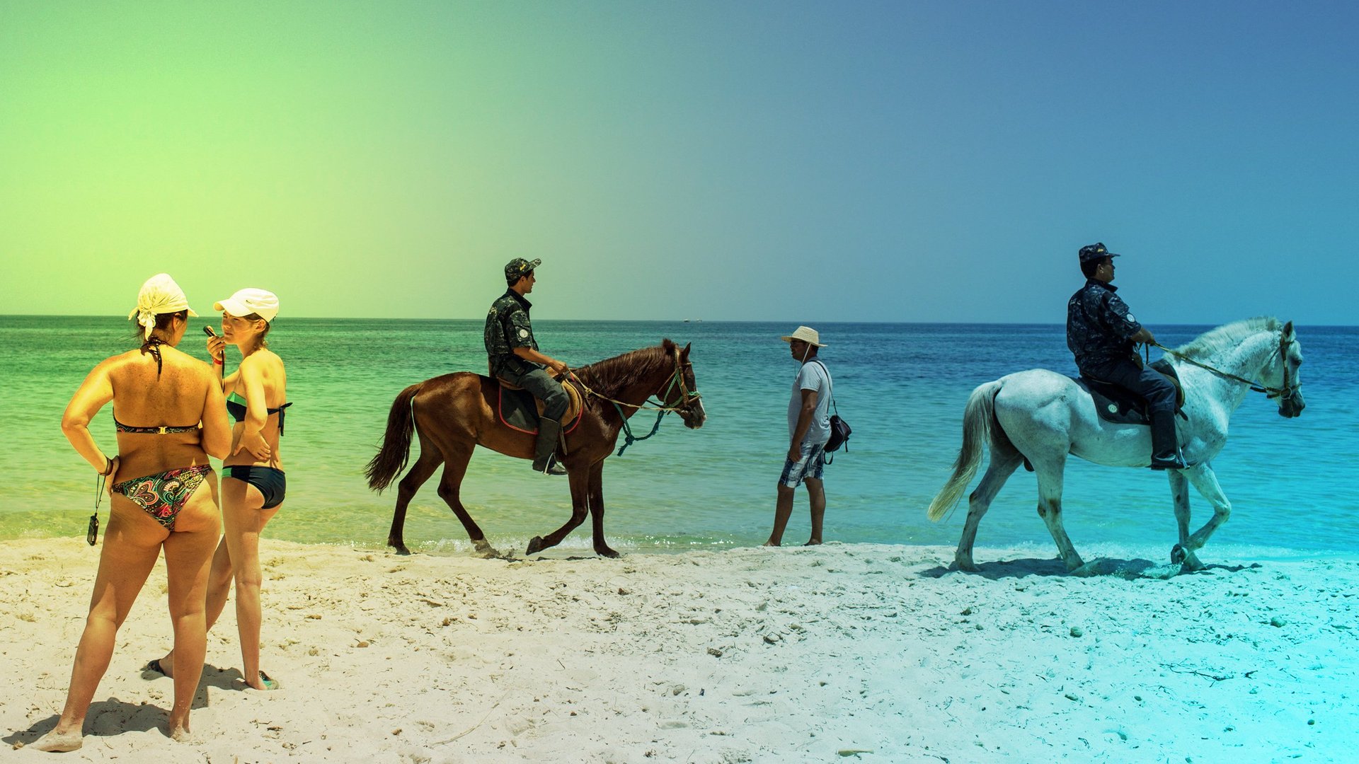 La police surveille les plages de Sousse, en Tunisie. © Montage JA; Chris McGrath / GETTY IMAGES/AFP