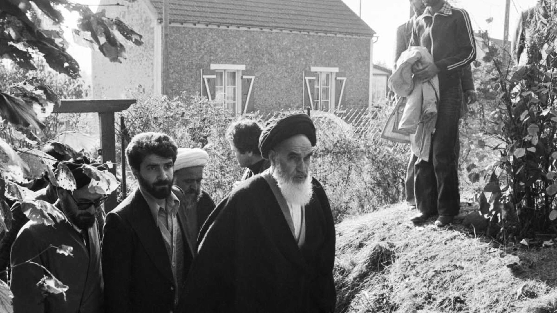 L’ayatollah Khomeiny entouré de ses partisans lors de son exil à Neauphle-le-Château, en France, le 8 novembre 1978. © KEYSTONE-FRANCE/GAMMA RAPHO