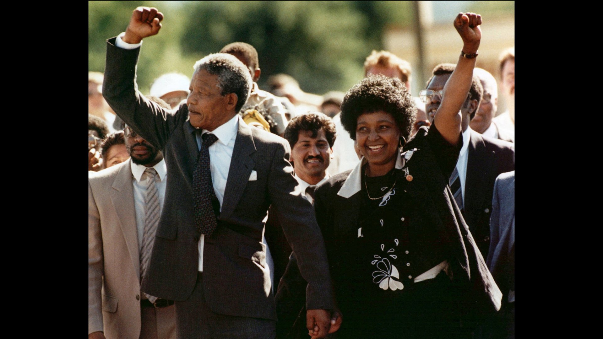 Nelson Mandela (à g.) et sa femme Winnie, poings levés après leur libération de la prison Victor Verster, près du Cap, en Afrique du Sud, le 11 février 1990. © Greg English/AP/SIPA.