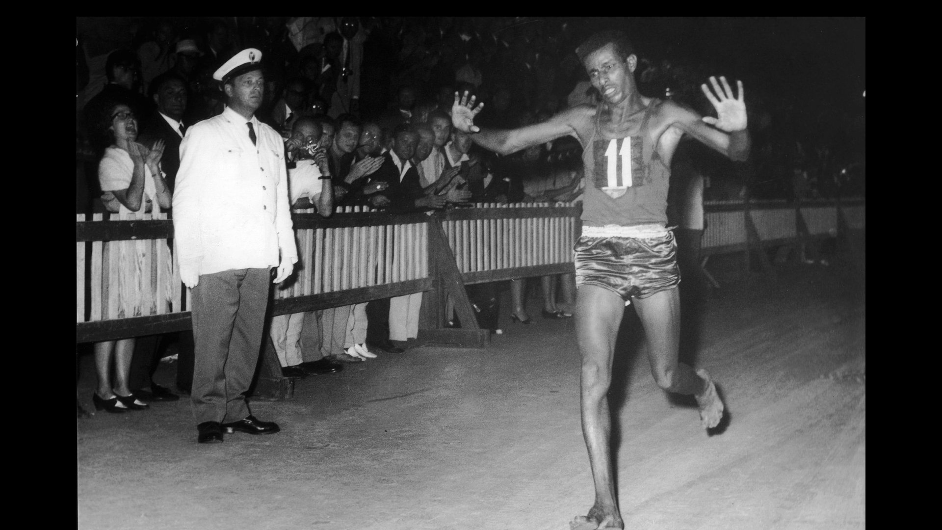 Abebe Bikila, dans la nuit du 11 septembre 1960, lors de l’arrivée du marathon des JO de Rome. The Ethiopian runner, Abebe Bikila at the finish line. Nighttime September 11, 1960 at the Olympic Games in Rome.  Bikila created a stir by running the marathon barefoot.
© KEYSTONE-FRANCE/GAMMA RAPHO