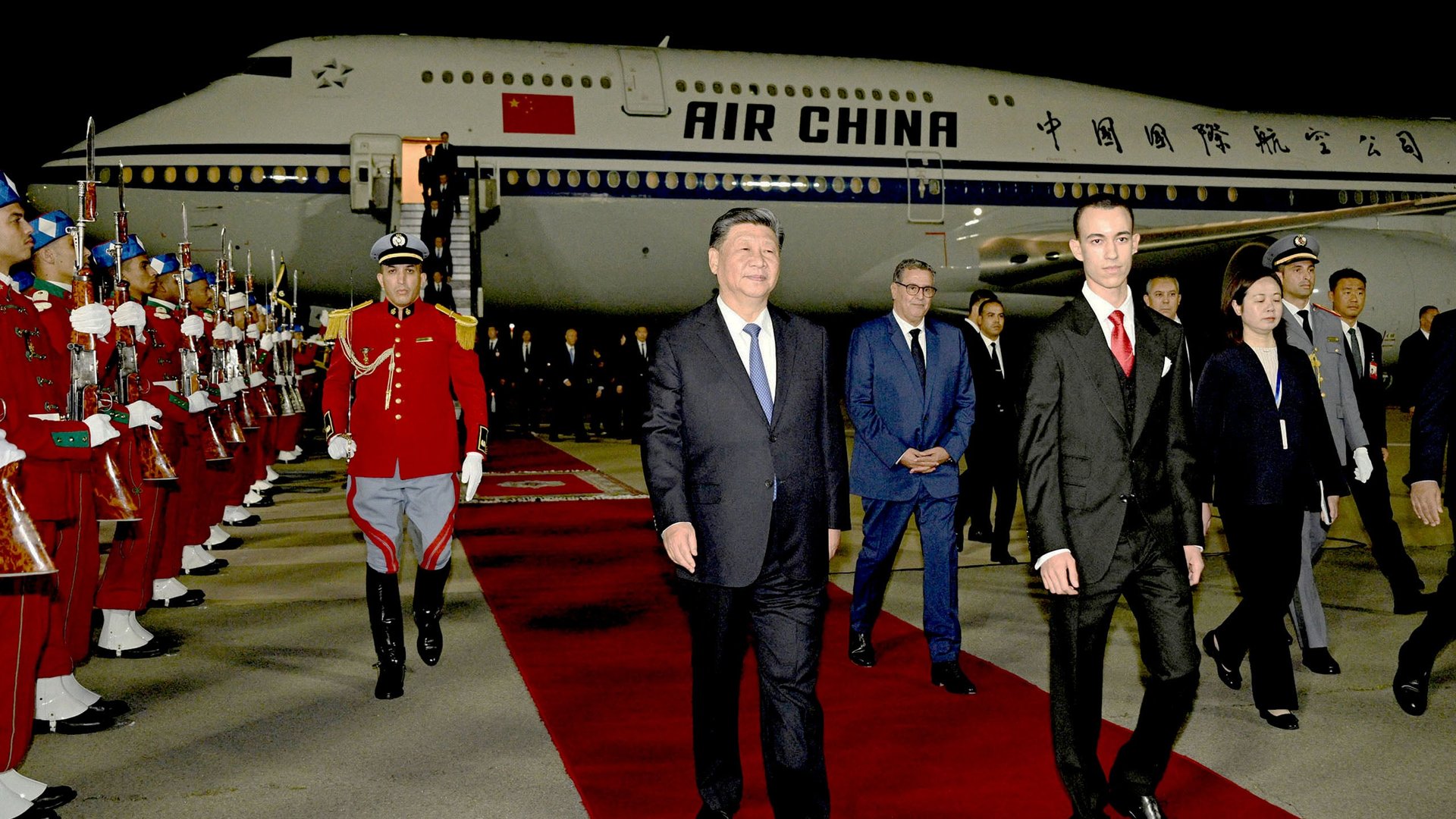 Le président chinois Xi Jinping arrive à Casablanca, accueilli par le prince héritier marocain, Moulay Hassan, le 21 novembre 2024.