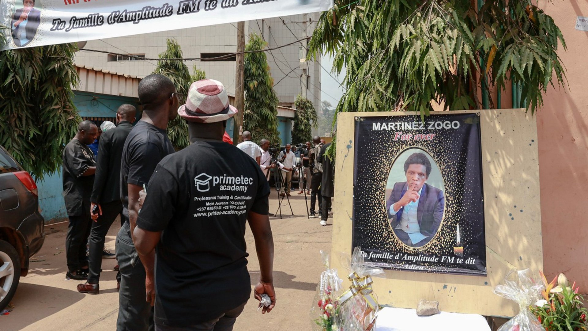Des personnes sont rassemblées dans la cour de la radio Amplitude FM en hommage au journaliste assassiné, à Yaoundé, le 23 janvier 2023. © Daniel Beloumou Olomo / AFP