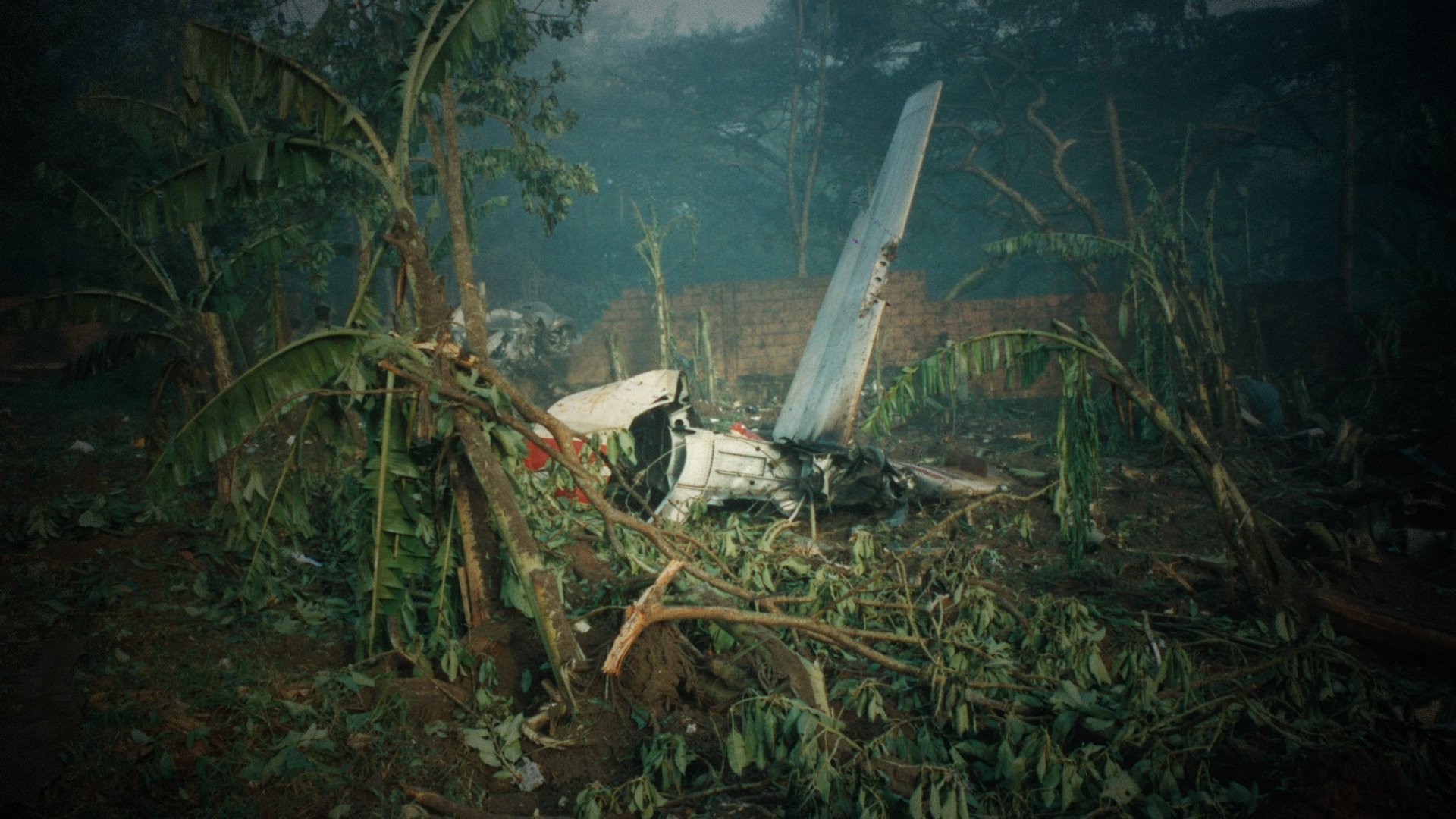 La carcasse de l’avion du président rwandais Juvénal Habyarimana, abattu dans la nuit du 6 au 7 avril 1994. © MONTAGE JA : Archives JA