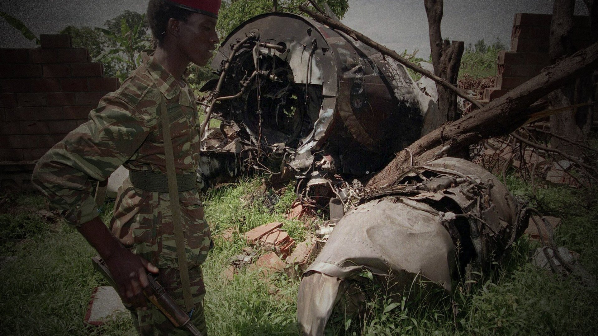 L’épave de l’avion à bord duquel le président rwandais Juvénal Habyarimana a trouvé la mort, le 6 avril 1994. © MONTAGE JA : Jean-Marc Bouju/AP/SIPA