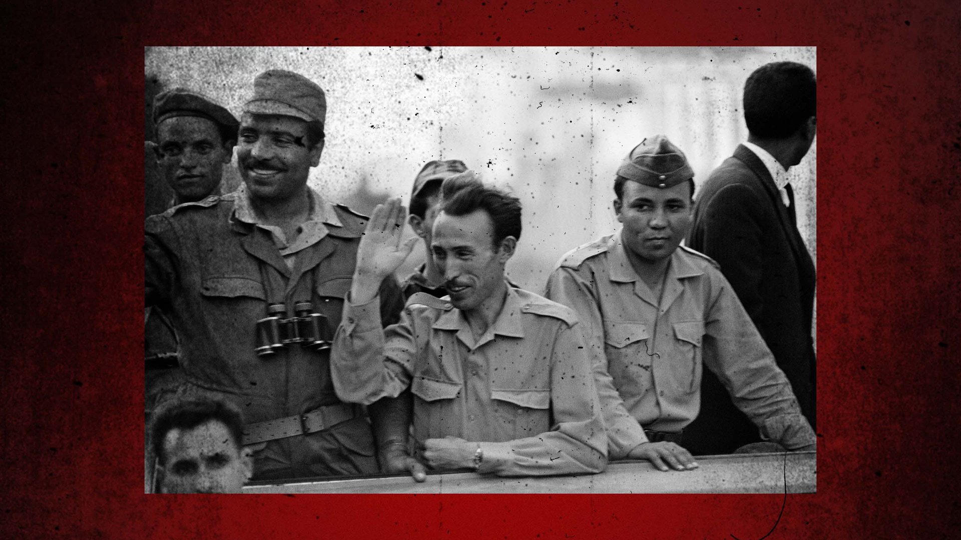 Houari Boumédiène entouré d’Ahmed Bencherif, patron de la gendarmerie de 1962 à 1977, et de Mohamed Chaabani, commandant de la IVe région militaire, le 9 septembre 1962, à Blida. © MONTAGE JA : FERNAND PARIZOT/AFP