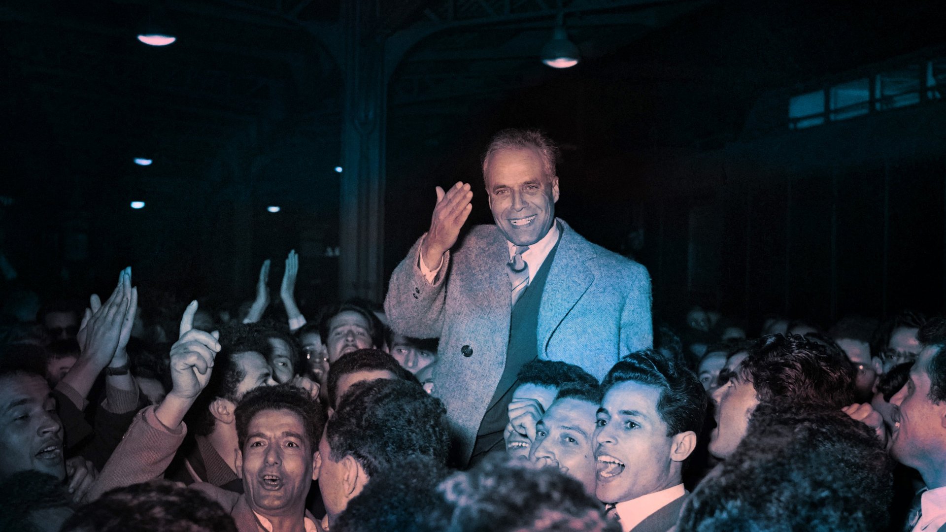 Habib Bourguiba porté en triomphe par des Tunisiens, à la Gare de Lyon, à Paris, le 31 mai 1955, à la veille de son retour d’exil forcé à Tunis. © AFP