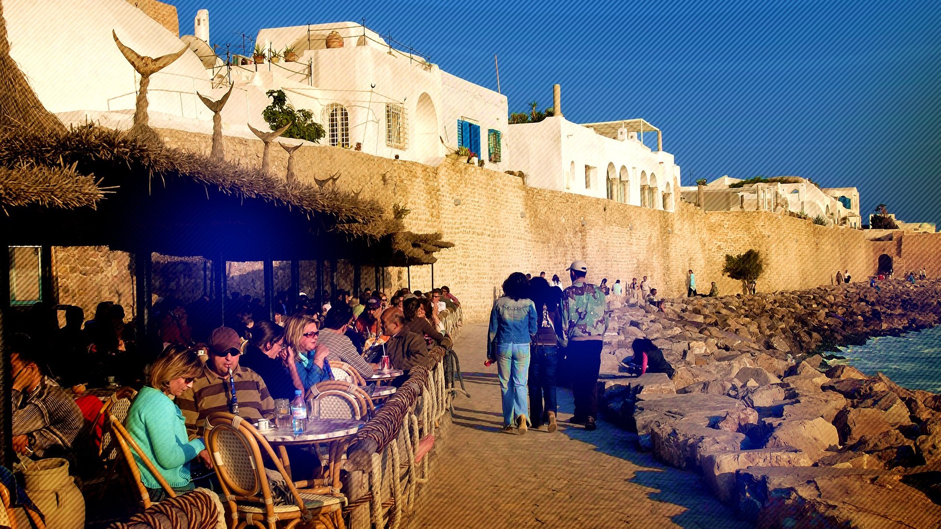 Terrasse de café et promenade du front de mer devant les fortifications de la vielle ville d’Hammamet. © HILIPPE ROY/Aurimages via AFP