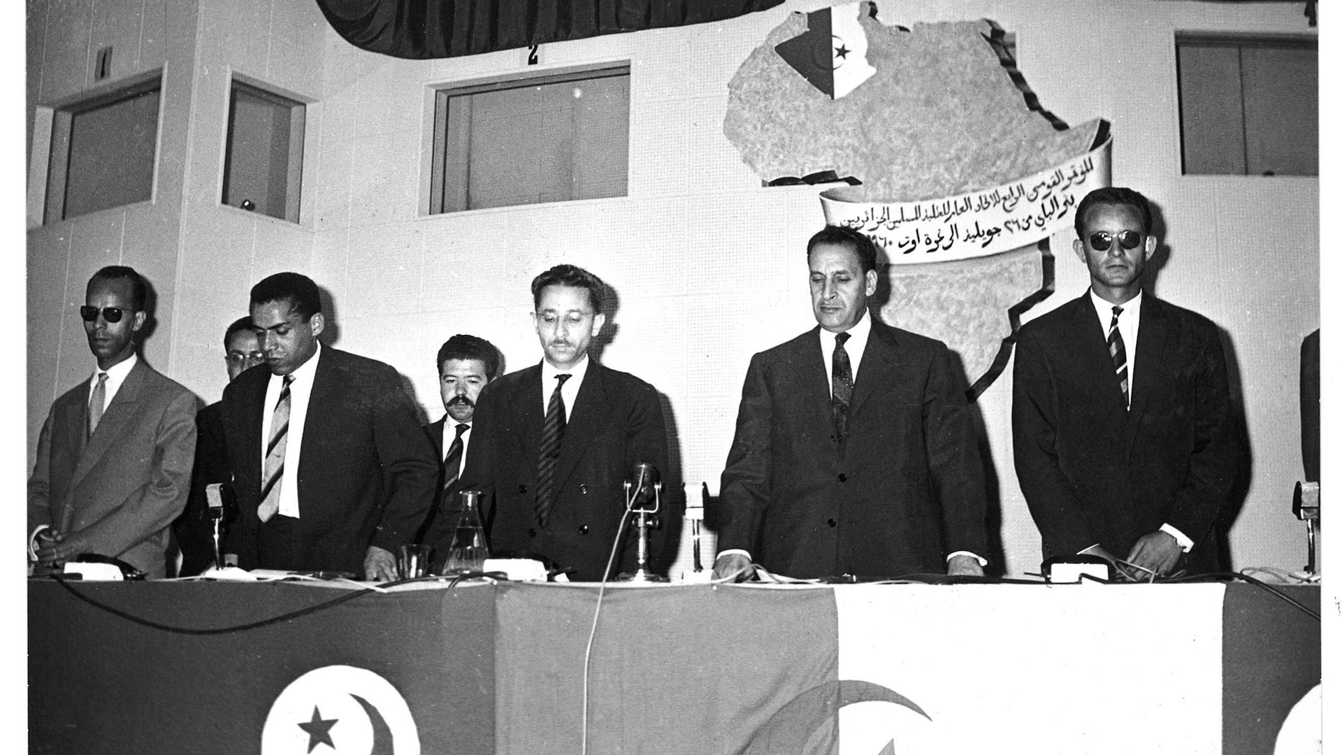 Ferhat Abbas (2e en partant de la droite) lors du congrès de l’Union générale des étudiants musulmans algériens, à Tunis en juillet 1960. © Archives Jeune Afrique