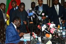 Narcisse Mouelle Kombi, le ministre camerounais des Sports signe le contrat de la nouvelle équipe technique des Lions indomptables à Yaoundé, le 8 avril 2024. © MABOUP