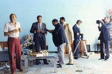 Hamid Barrada (costume gris) et Hassan II (à g.), à Skhirat, en août 1985. © DR
