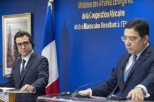 Le ministre français des Affaires étrangères Stéphane Sejourné, assiste à une conférence de presse avec son homologue marocain Nasser Bourita, lors d’une visite officielle à Rabat, au Maroc, lundi 26 février 2024. © Mosa’ab Elshamy/AP/SIPA