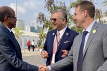 Le conseiller pour l’Afrique du président américain Donald Trump, Massad Boulos, (au c.), et le secrétaire d’État adjoint par intérim pour l’Afrique, Troy Fitrell (à d.), rencontrent le président de la Commission de l’Union africaine, Mahamoud Ali Youssouf, en marge du Sommet des affaires américano-africain, à Luanda, en Angola.