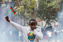 La police utilise des gaz lacrymogènes lors d’une manifestation à Nairobi, le 2 juillet 2024. A man holds up a flag of Kenya as police use teargas to disperse protesters during a demonstration over police killings of people protesting against the imposition of tax hikes by the government in Nairobi, Kenya, July 2, 2024.
© Monicah Mwangi/ REUTERS
