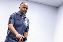 Djamel Belmadi arrivant à une conférence de presse à la veille du match contre la Mauritanie, le 22 janvier 2024, à Bouaké. © Kenzo TRIBOUILLARD / AFP