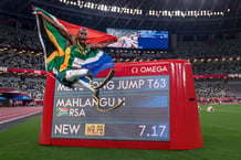 Lors des Jeux paralympiques de 2021, à Tokyo, Ntando Mahlangu RSA célèbre son nouveau record du monde du saut en longueur. © OIS/Thomas Lovelock/Shutterstock/SIPA